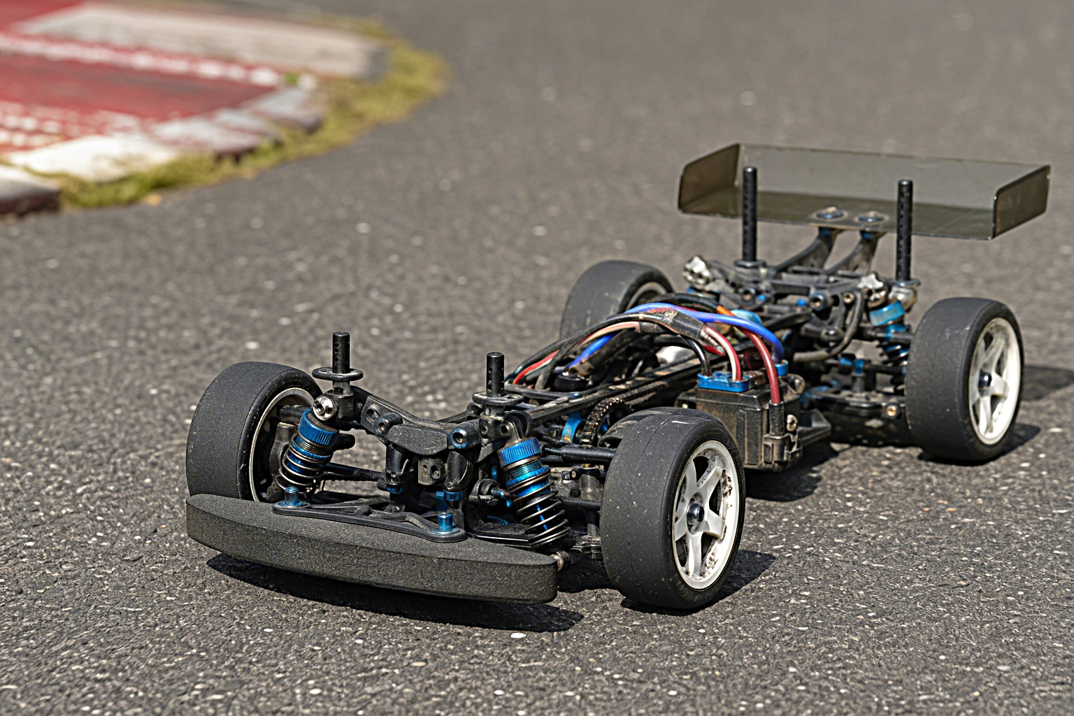 Ferngesteuertes RC-Rennauto auf einer sonnigen Outdoor-Asphalt-Rennstrecke